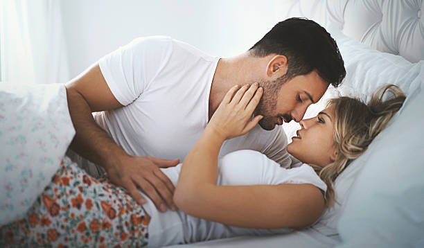 커플 은 사랑을 만들기. - sex symbol couple kissing women 뉴스 사진 이미지