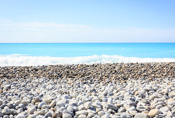 la plage à agréable, sur la côte d'azur) (côte d&#39;azur, france - pebble sand photos et images de collection