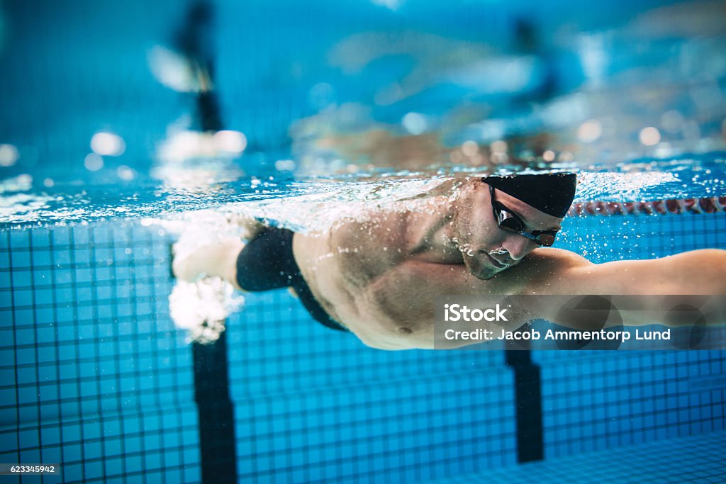 Professionelle männliche Sportler Schwimmen im pool - Lizenzfrei Schwimmen Stock-Foto