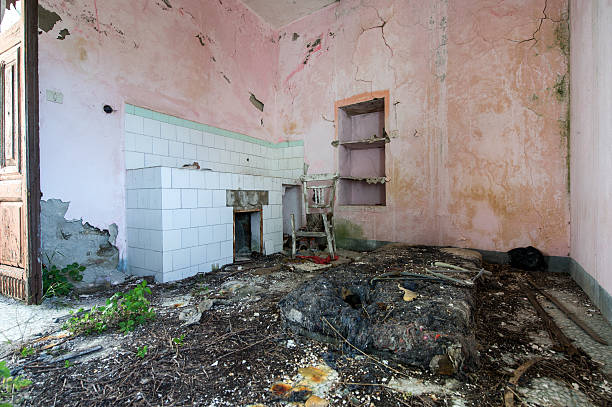 istock Old cook destroyed with matress on the floor 623347240