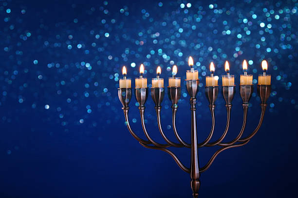 low key bild des jüdischen feiertags chanukka - kislev stock-fotos und bilder