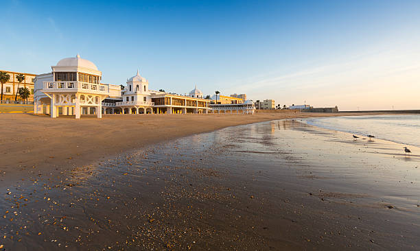 caleta пляже санрайз время. кадис - andalusia beach cadiz spain стоковые фото и изображения