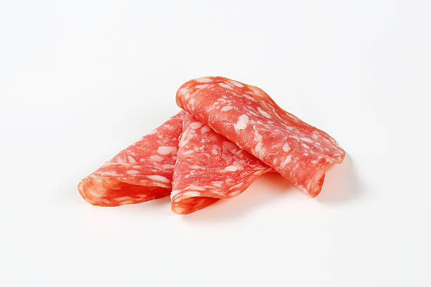 tranches de salami sec - cold cuts thin portion salami photos et images de collection