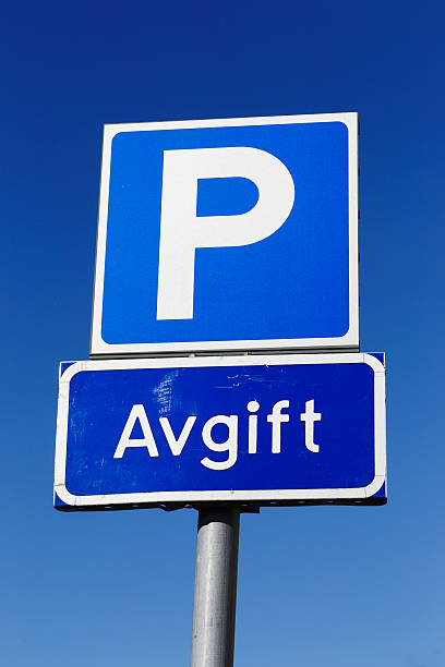 parkgebühr - letter p parking sign parking lot sweden stock-fotos und bilder