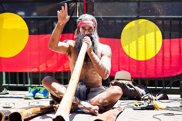 homem aborígine tocando didgeridoo, artista de rua, sydney austrália - aborigine didgeridoo indigenous culture australia - fotografias e filmes do acervo
