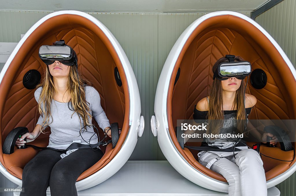 Glückliche Familie. Mutter und ihre Tochter mit Virtual Reality Glas - Lizenzfrei Kino Stock-Foto