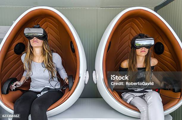 Glückliche Familie Mutter Und Ihre Tochter Mit Virtual Reality Glas Stockfoto und mehr Bilder von Kino