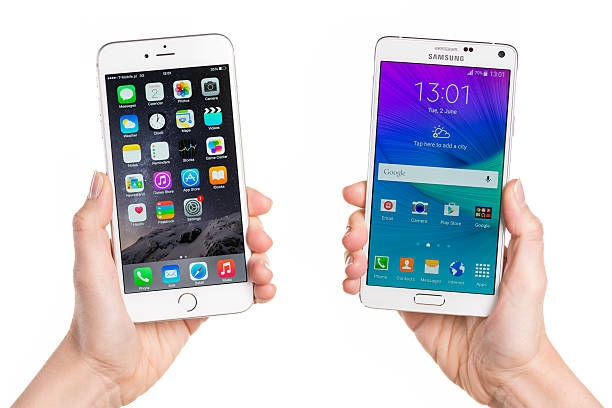 comparing iphone 6 plus and samsung galaxy note 4 - ipad apple computers note pad touch screen imagens e fotografias de stock