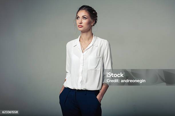 Schöne Junge Buisness Frau Im Studio Stockfoto und mehr Bilder von Frauen - Frauen, Bluse, Weiß