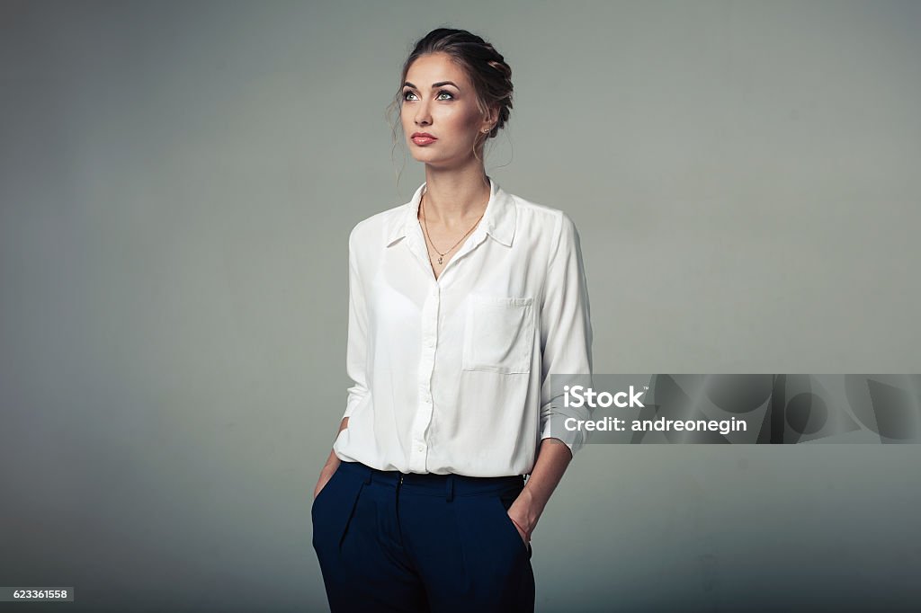 Belle jeune femme buisness en studio - Photo de Femmes libre de droits