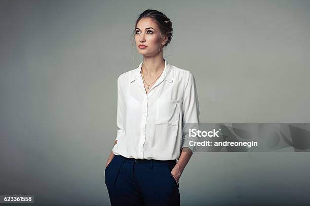 Photo libre de droit de Belle Jeune Femme Buisness En Studio banque d'images et plus d'images libres de droit de Femmes - Femmes, Chemisier, Blanc