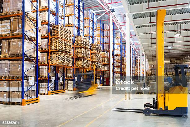 Moderno Interior De Almacén Foto de stock y más banco de imágenes de Almacén - Almacén, Transporte de carga, Carretilla elevadora