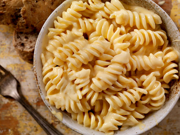 salsa cremosa rotini e formaggio - fusilli foto e immagini stock