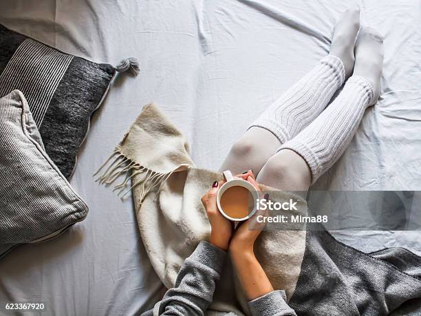 Photo libre de droit de Jeune Femme Sur Un Mauvais Tenant Une Tasse De Café banque d'images et plus d'images libres de droit de Hiver