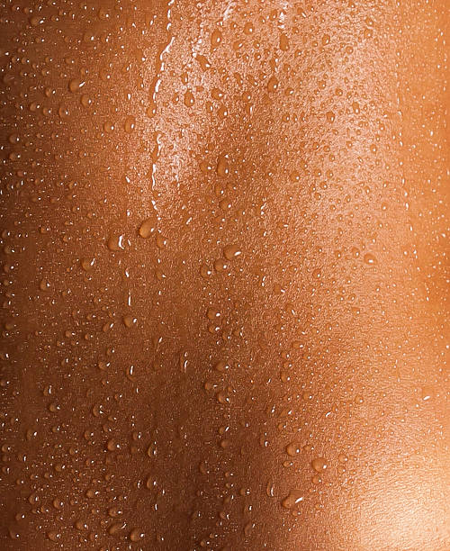 wassertropfen auf der haut einer jungen frau. - naked people women female stock-fotos und bilder