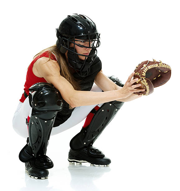 giocatore di baseball accovacciato - softball adult catching beautiful foto e immagini stock