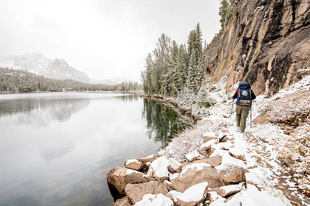 turysta w ruchu idaho górskie jezioro - sawtooth national recreation area zdjęcia i obrazy z banku zdjęć