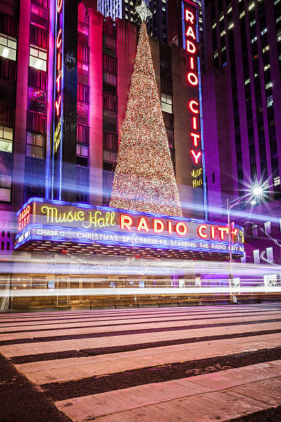 radio city music hall - new york city new york state manhattan night foto e immagini stock