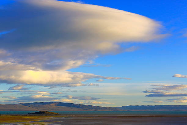 niebo krajobraz: dramatyczny chmura nad jeziorem argentino, patagonia argentyna - bariloche patagonia argentina lake zdjęcia i obrazy z banku zdjęć