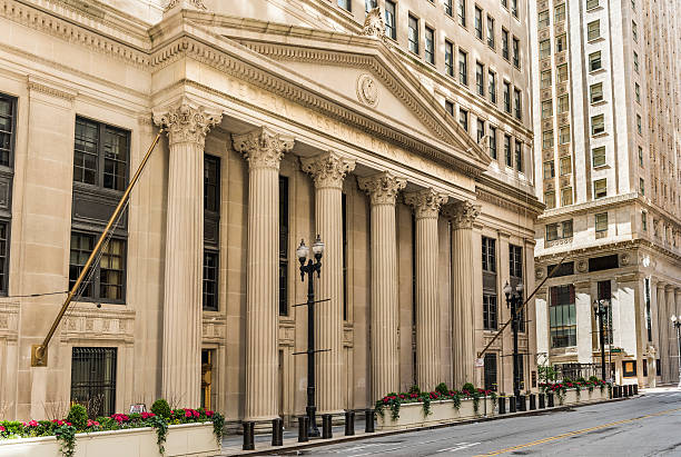 edificio del banco de la reserva federal en la calle la salle con columnas - cadillac la salle fotografías e imágenes de stock