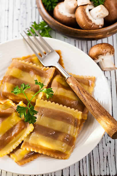 ravioli al formaggio funghi - edible mushroom mushroom ravioli basil foto e immagini stock