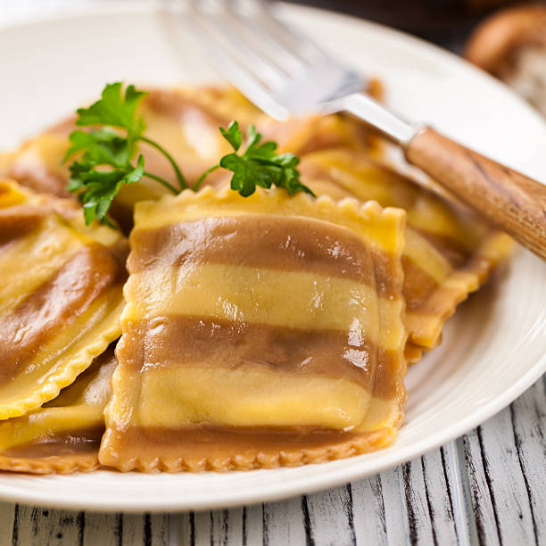 버섯 치즈 라비올리 - edible mushroom mushroom ravioli basil 뉴스 사진 이미지