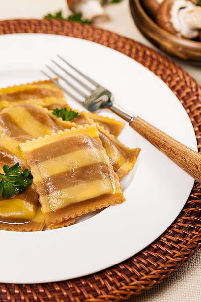 マッシュルームチーズラビオリ - edible mushroom mushroom ravioli basil ストックフォトと画像