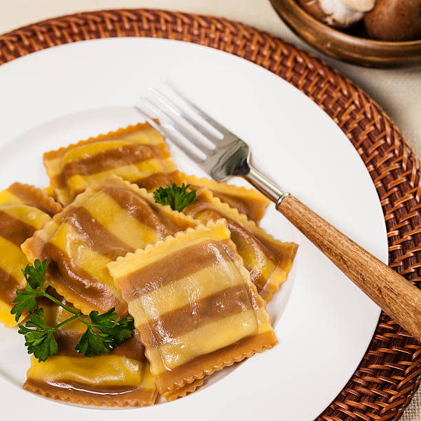 ravioli al formaggio funghi - edible mushroom mushroom ravioli basil foto e immagini stock