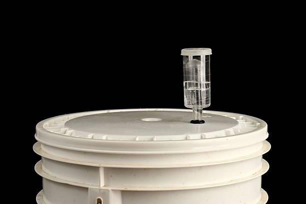 vista superior de homebrew fermentando en un cubo - airlock fotografías e imágenes de stock