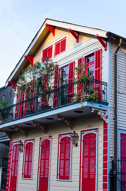 wohnhaus mit roten türen und balkon - cajun food stock-fotos und bilder