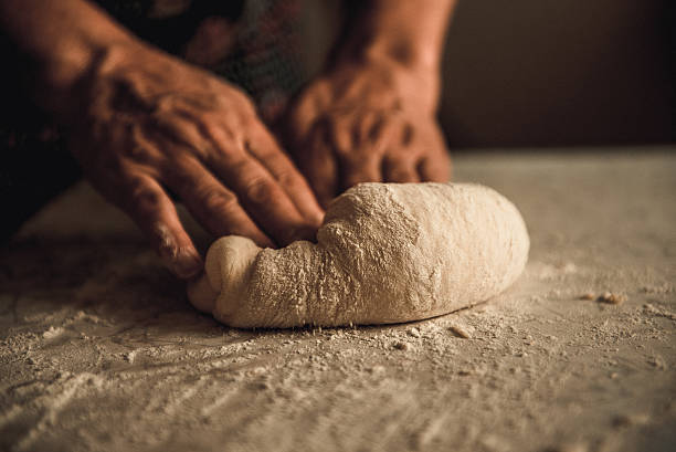 amasar la masa a mano - bread dough fotografías e imágenes de stock
