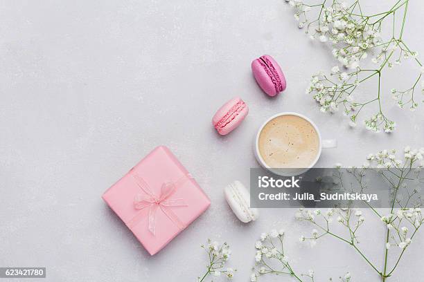 Tasse Kaffee Makkaronen Geschenk Oder Geschenk Blumen Flach Liegen Stockfoto und mehr Bilder von Kaffee - Getränk