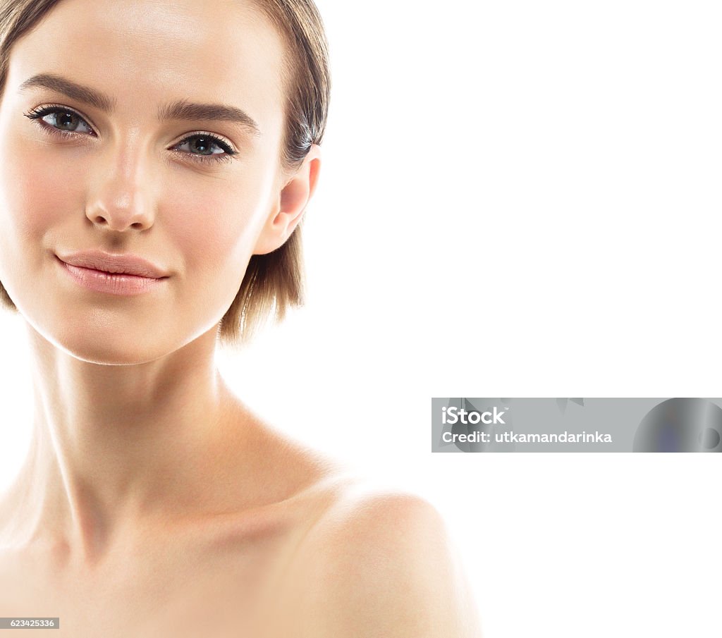 Beauty Woman viso con pelle perfetta Ritratto. Isolato su bianco. - Foto stock royalty-free di Buccia
