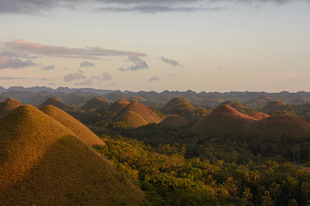 coucher de soleil sur les chocolate hills, bohol, philippines - visayan islands photos et images de collection