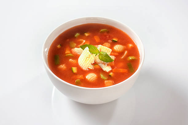 zuppa minestrone con formaggio e basilico - minestrone foto e immagini stock