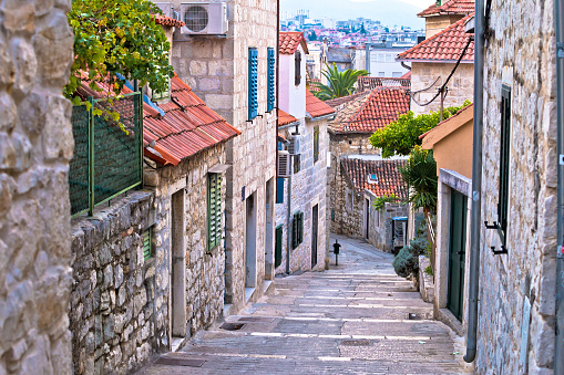 Antigua calle de piedra de la ciudad histórica de Split photo