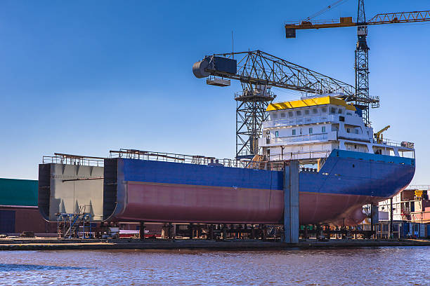 ship building - construction equipment large construction crane stock-fotos und bilder