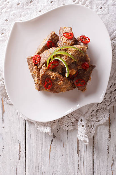 rendang manzo con spezie primo piano su un piatto - kerisik foto e immagini stock