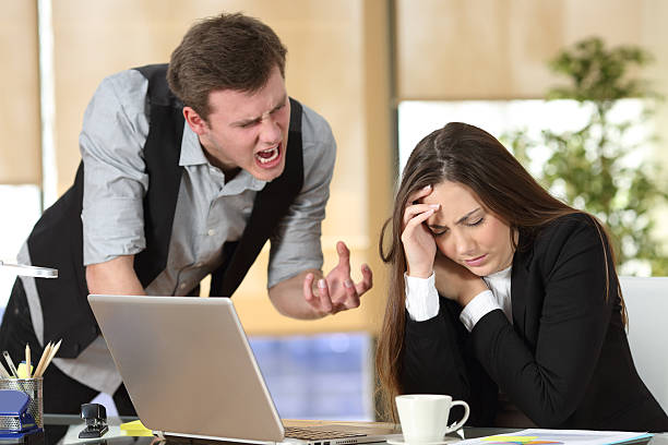 acoso con un jefe gritando a un empleado - embarrassment men business guilt fotografías e imágenes de stock