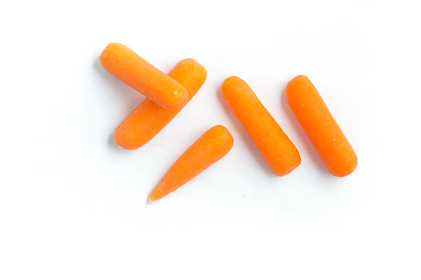 mini zanahorias. foto en primer plano - baby carrot fotografías e imágenes de stock