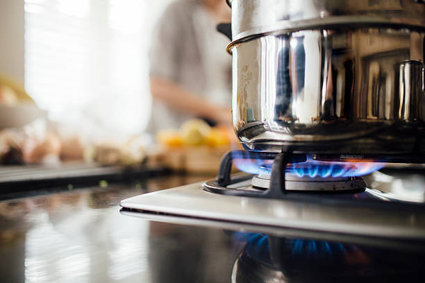 steaming vegetables on the hob - panela com cabo imagens e fotografias de stock