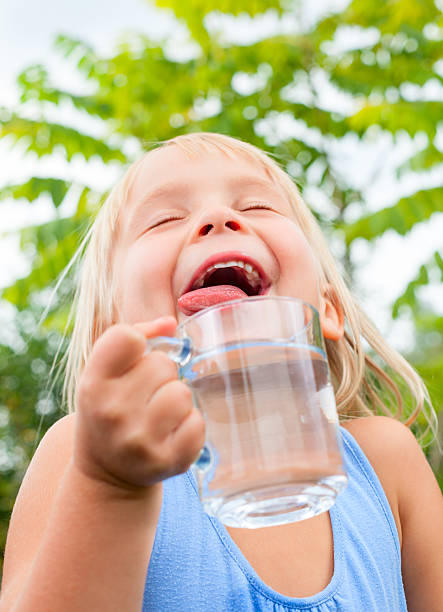 dziecko z wody pitnej na świeżym powietrzu - children only healthy lifestyle vertical close up zdjęcia i obrazy z banku zdjęć