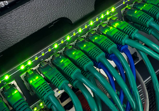 のクローズアップグリーンのネットワークケーブルを接続スイッチ輝きをもたらします。 - cable network server network connection plug green ストックフォトと画像