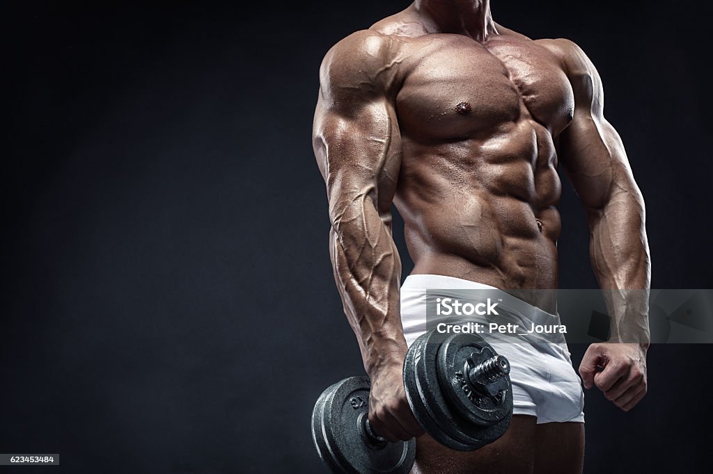 Muscular bodybuilder guy haciendo ejercicios con pesa - Foto de stock de Culturismo libre de derechos