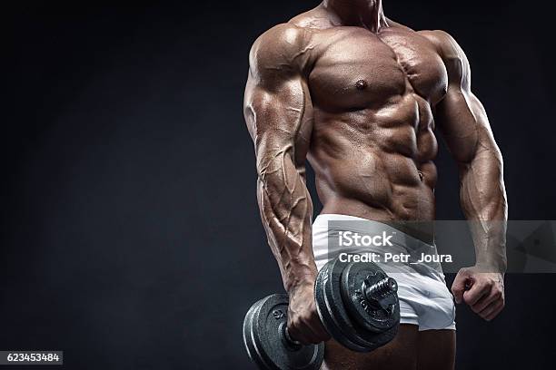 Muscular Bodybuilder Guy Haciendo Ejercicios Con Pesa Foto de stock y más banco de imágenes de Culturismo
