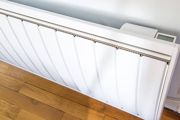 closeup of modern radiator with digital temperature - detalhe de termômetro mostrando a temperatura em graus celsius imagens e fotografias de stock