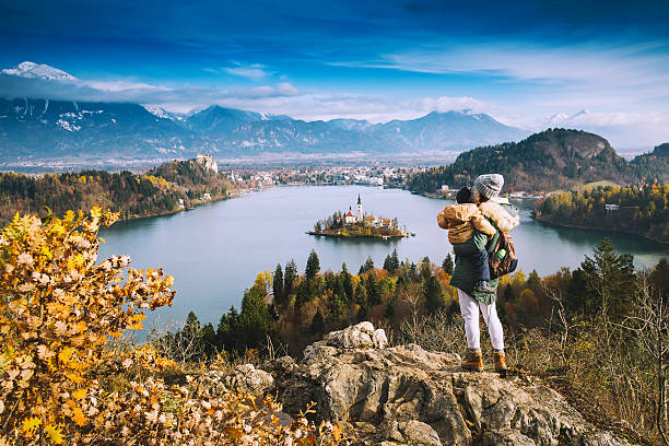 familia viajea mirando en bled lake, eslovenia, europa - cordillera karavanke fotografías e imágenes de stock