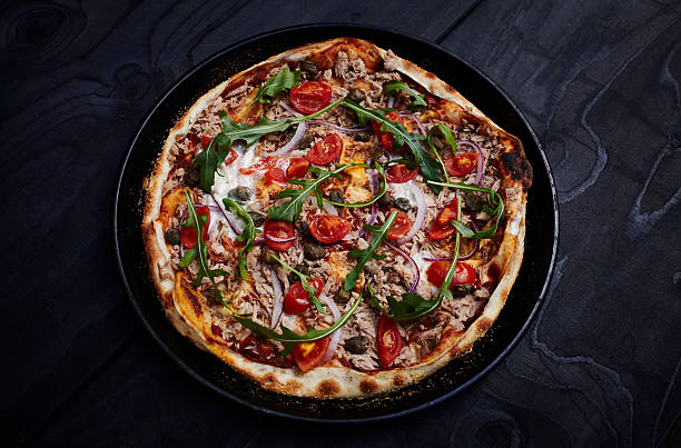 thin crust pizza - italian leggera - pizza tuna prepared fish cheese imagens e fotografias de stock
