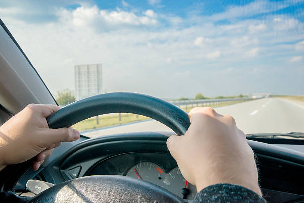 道路を運転する若者のクローズアップ - on the inside looking out ストックフォトと画像