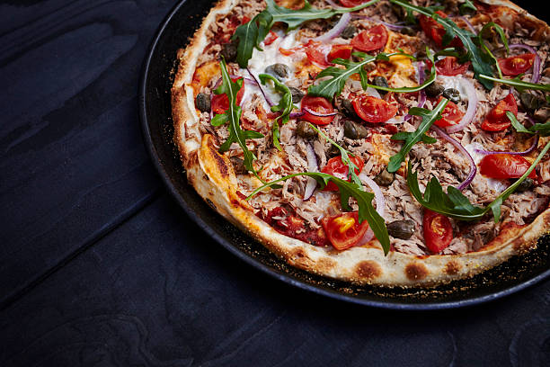 thin crust pizza - italian leggera - pizza tuna prepared fish cheese imagens e fotografias de stock